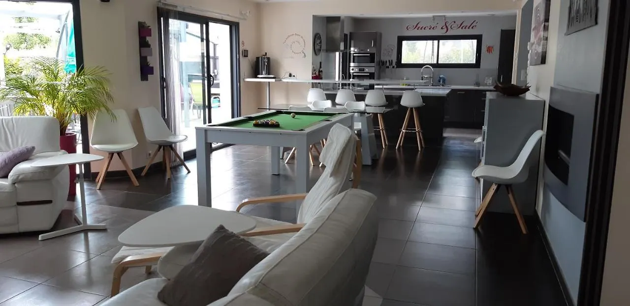 Maison 10 Pers Avec Piscine Chauffee Et Spa Surzur 0*,  France